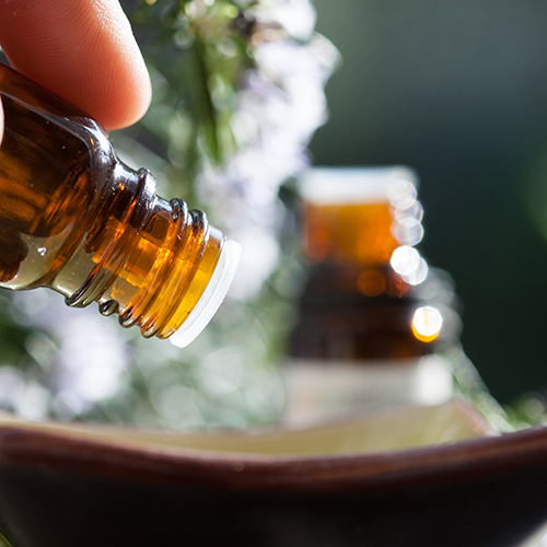 Pour,Rosemary,Essential,Oil,In,A,Bowl